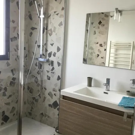 Holiday home Maison 2ch, Parking, A 10min De Bx, Calme